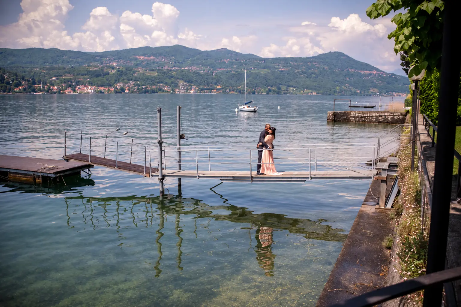 Brautpaar am Steg am Lago Maggiore